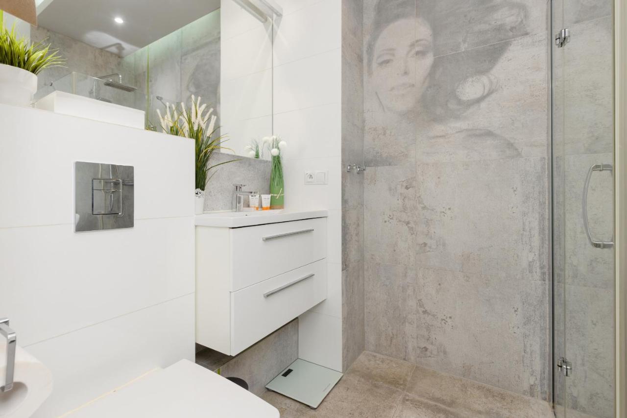 Butas Bemowo Modern Dywizjonu 303 By Renters Warsaw